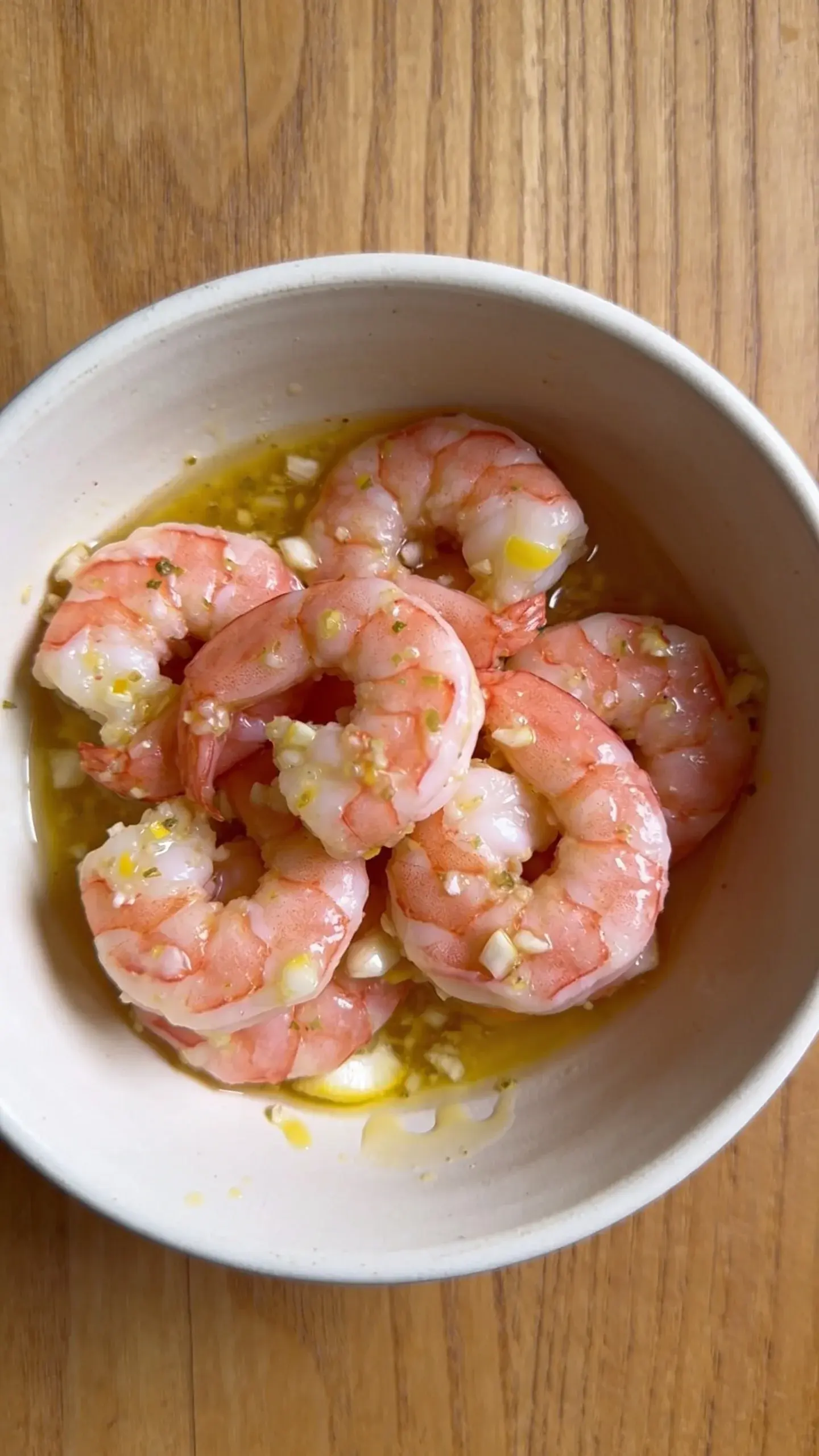 Plate of shrimp scampi with linguine, lemon and parsley